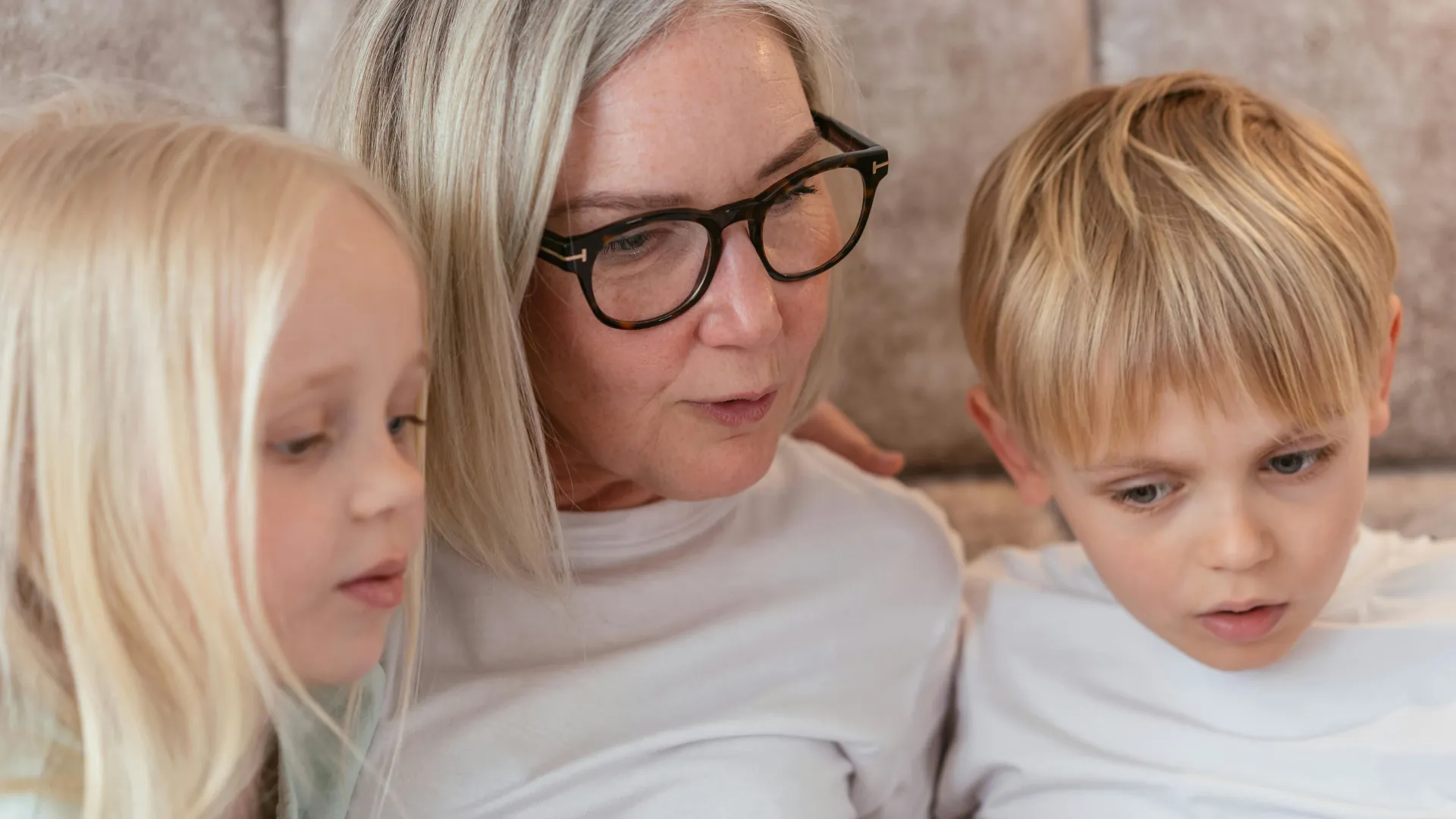 A child counsellor is looking on at feelings and thoughts that two young children have written down.